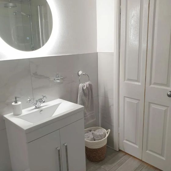 Nante 600mm Floorstanding Vanity Unit in White Gloss with Ceramic Basin