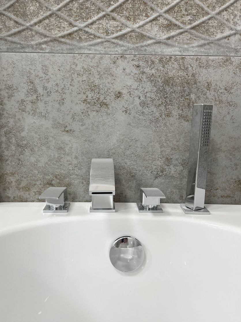 Tear Deck Mounted 4 Hole Bath Shower Mixer Tap
