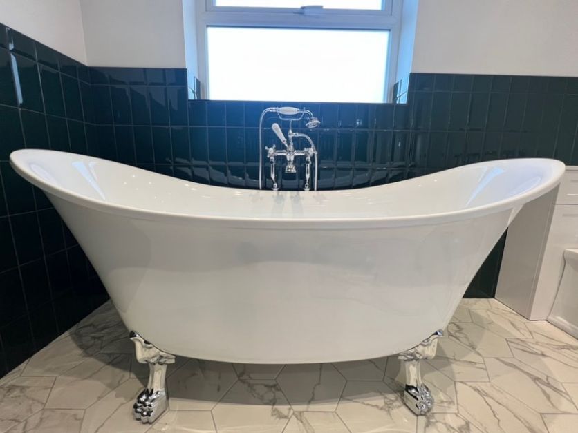 Ahana Traditional Bath with Chrome Claw Feet