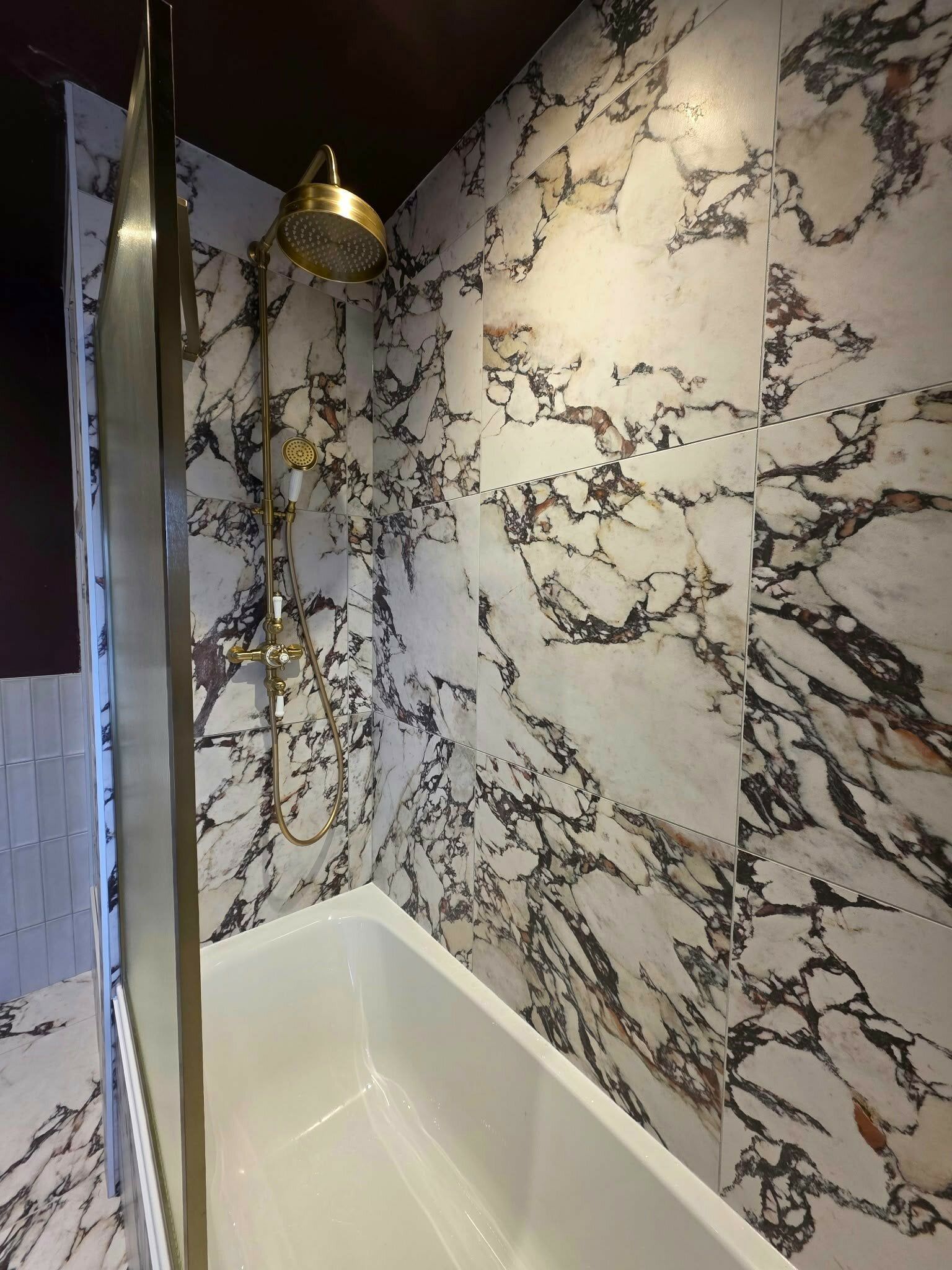 Statement marble tiles in a bathroom by Easy Bathrooms & Tiles