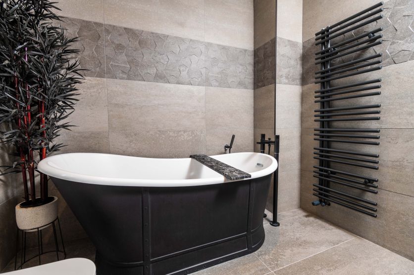 Hoff Black Freestanding Bath