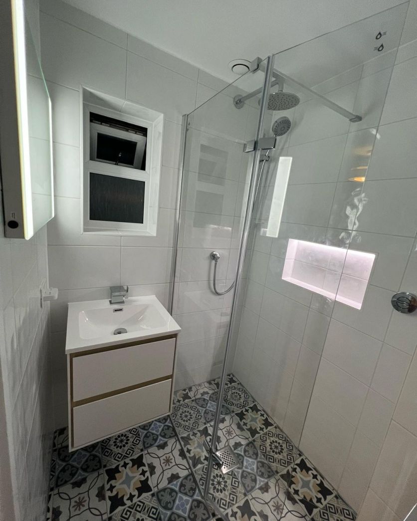 Royle Wetroom Walk in Glass Screen with Hinged Panel