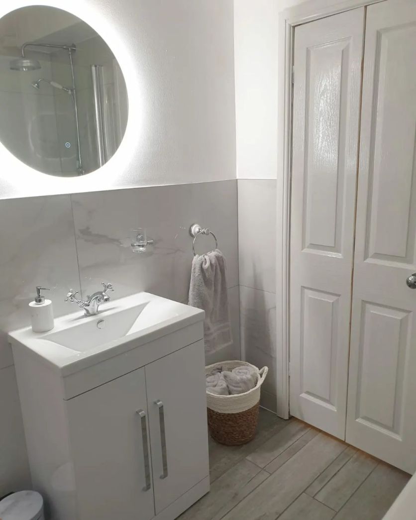 Nante 600mm Floorstanding Vanity Unit in White Gloss with Ceramic Basin