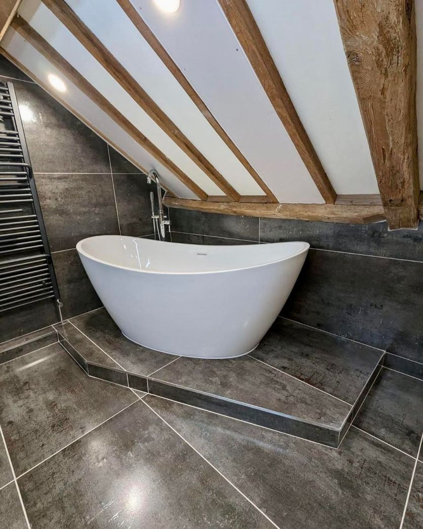 Lambi Freestanding White Bath