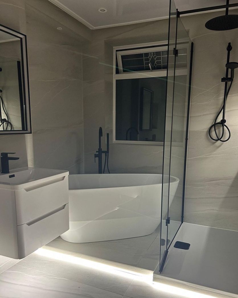 White Freestanding Acrylic Bath - 1675x780mm
