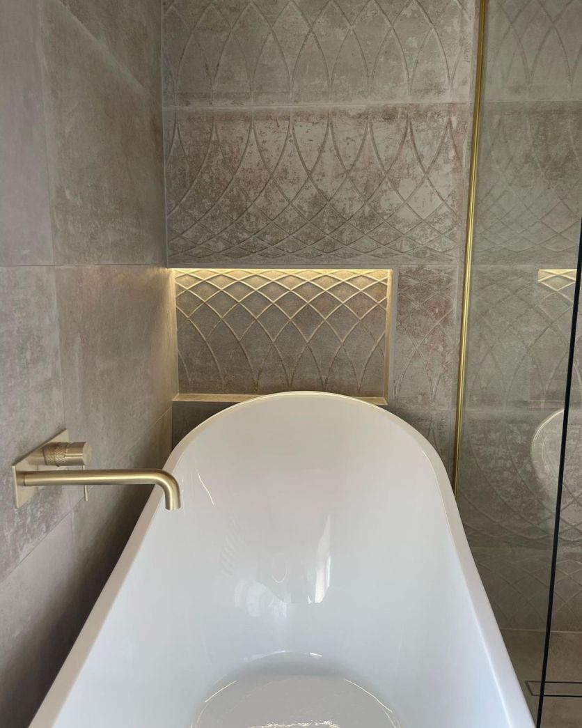 Moray Champagne Gold Knurled Wall Mounted Bath Tap