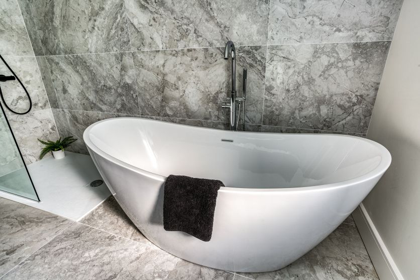 Lambi Freestanding White Acrylic Bath