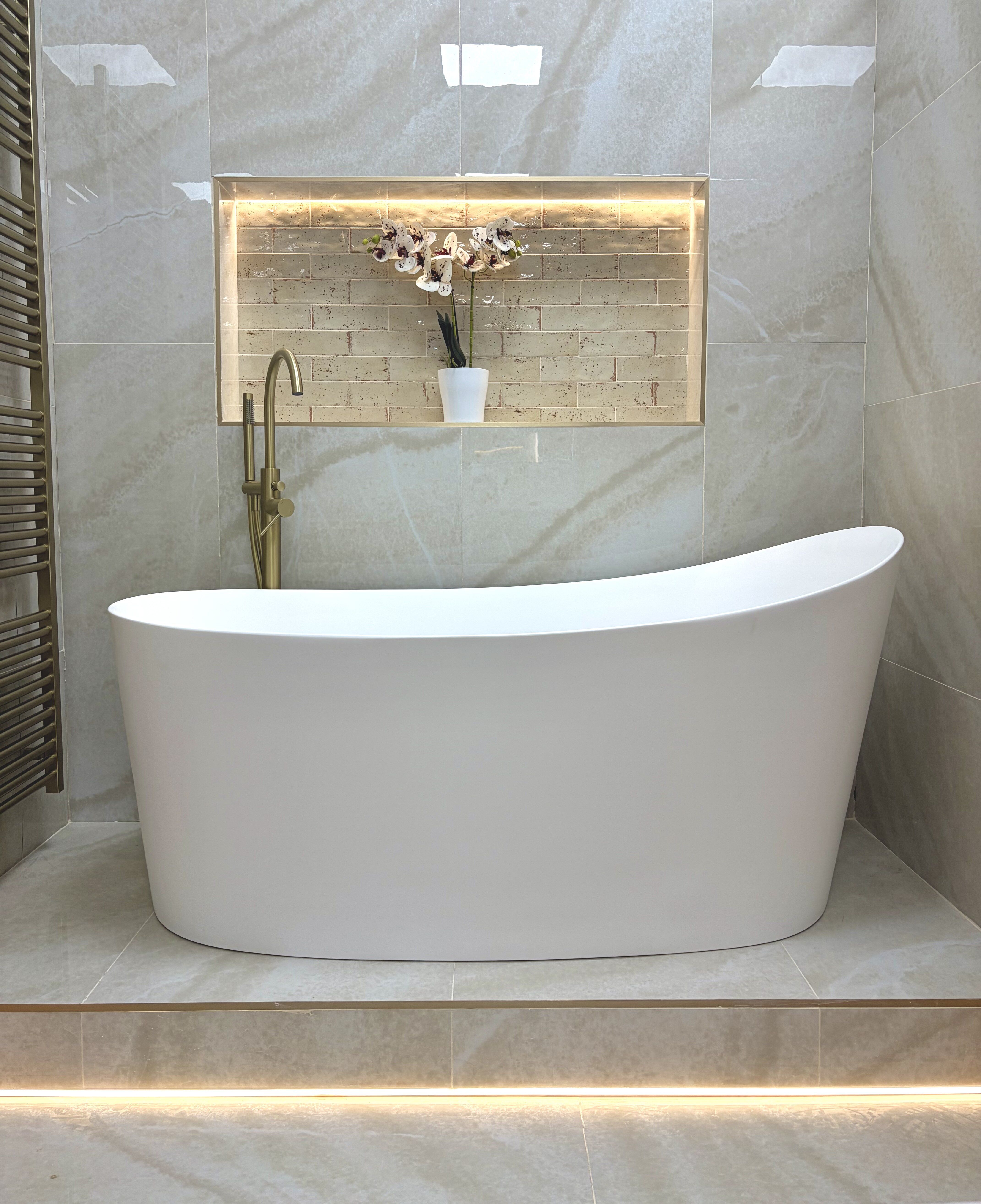 Beaux Freestanding Bath on Platform with LED lights