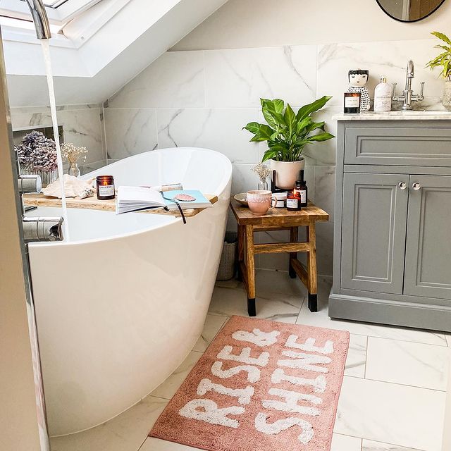 Lambi Freestanding White Bath