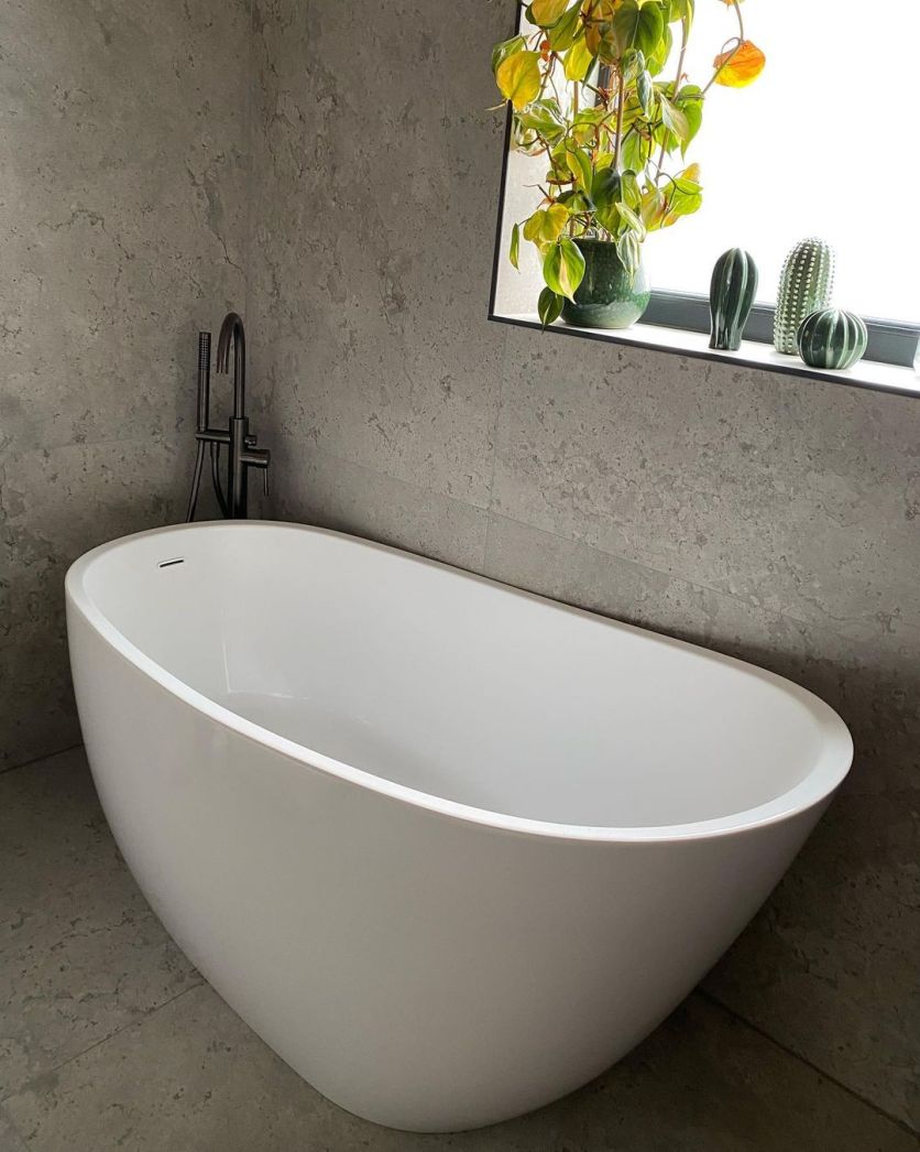 Isleworth Freestanding Acrylic Slipper Bath
